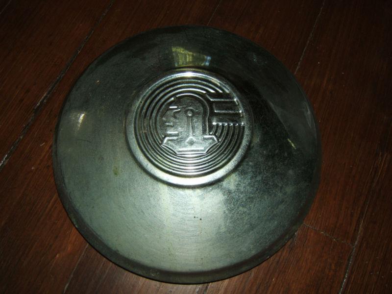Vintage pontiac hubcap--very nice condition