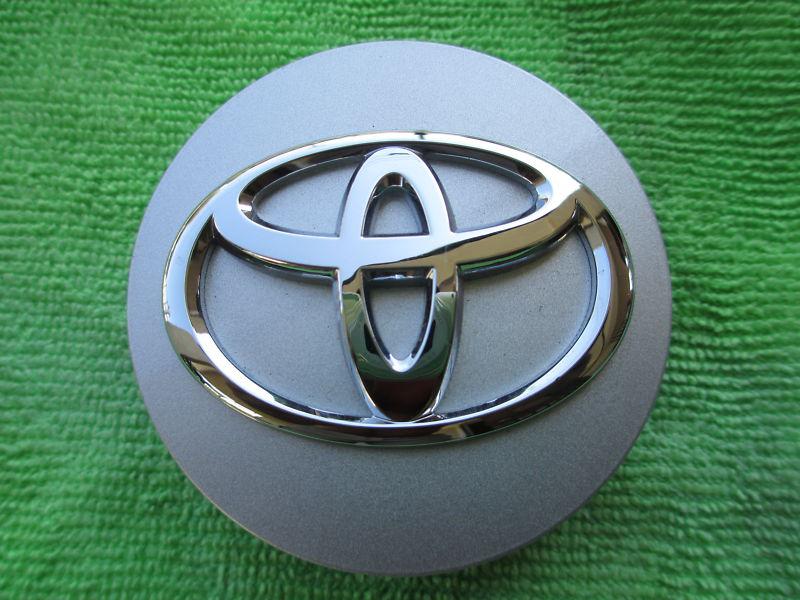 1- new factory silver center cap toyota camry/solara/avalon