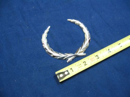 Cadillac part number 20212951 wreath used on 8 models aa28