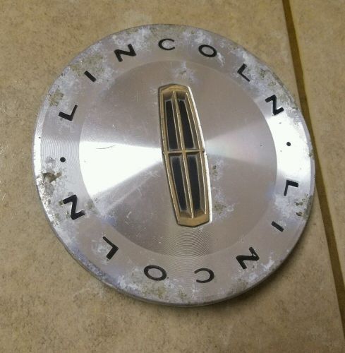 Oem 2003-05 lincoln town car wheel center cap hubcap w gold emblem 3w13-1a096-aa