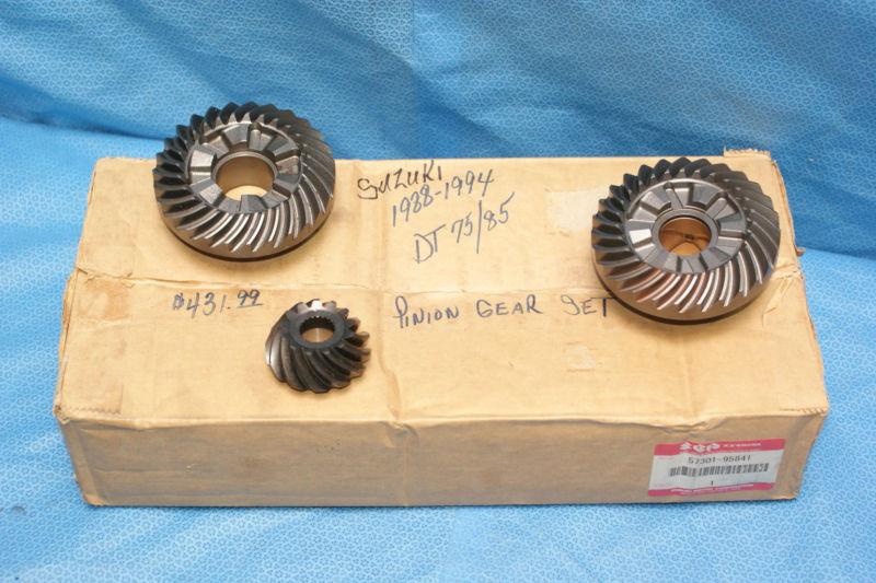 Suzuki dt75/85 pinion gear set 1988 to 1994  part number 57301-95841