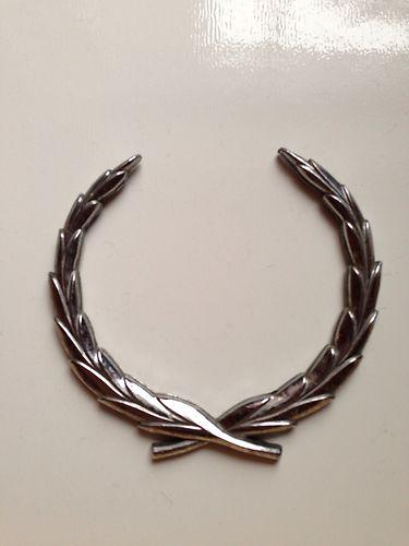 Vintage cadillac silver wreath emblom