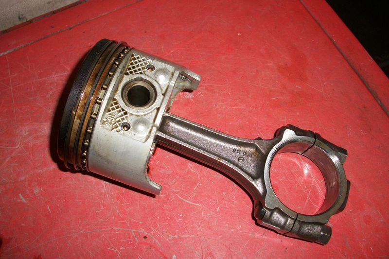  omc  cobra 1987 ford 2.3  piston and connecting rod