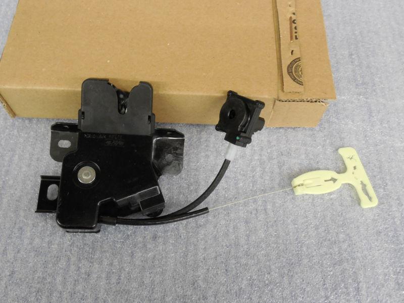 Ford mustang trunk lid latch new oem part 6r3z 6343200 b