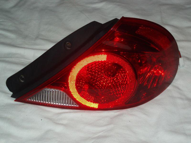 Kia spectra   tail lights rear right   side full asembly  2002-2004 free s/h