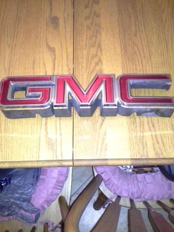 Gmc sierra grill emblem off a 2012 gmc sierra crew cap
