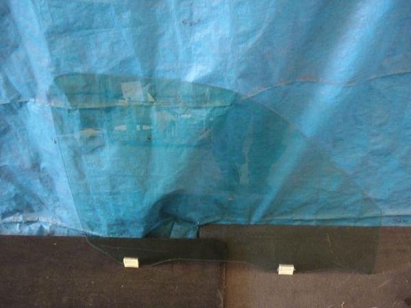 Nissan march 1999 front right door glass [2613130]