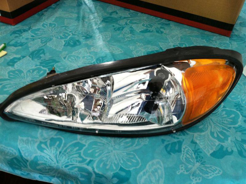 New replacement head light lens & housing, driver side, gm2502196v