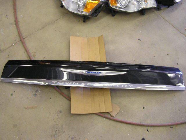 11 12 chrysler town and country liftgate handle w camera option brilliant black