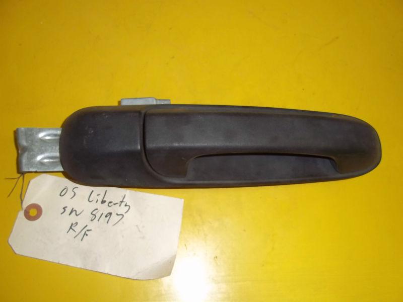 04-07 jeep liberty right passenger side front outside door handle 55360614