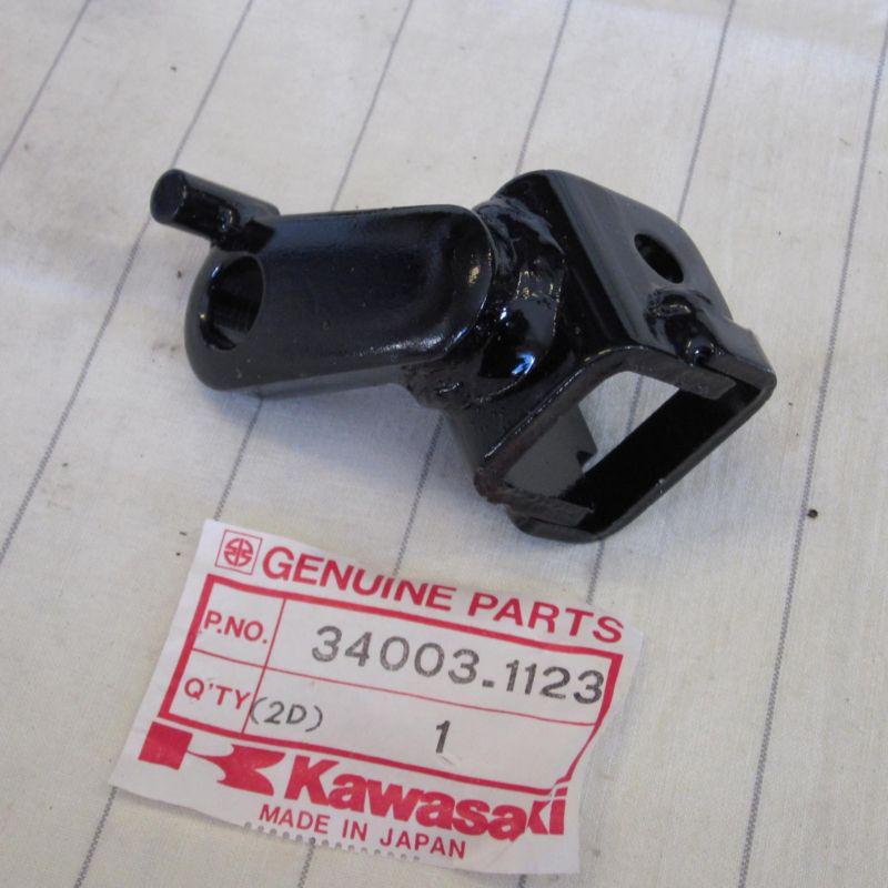 Kawasaki gpz kz550 h1 h2 1982-1983 rh right side footrest bracket 34003-1123 nos