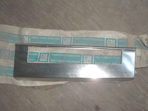Nos 1981-1985 chevrolet monte carlo molding - front fender reveal 8.132 14021470