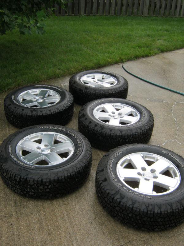 Set of 5 jeep wrangler sahara 18" rims / wheels with new tires, nice shape