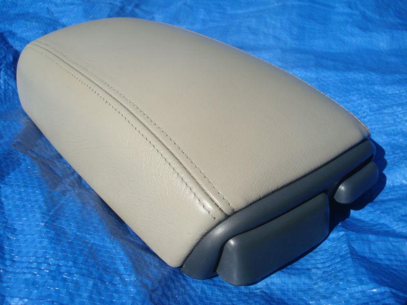 98-00 volvo s70 v70 xc70 t-5 glt beige arm rest with grey plastic & cup holders