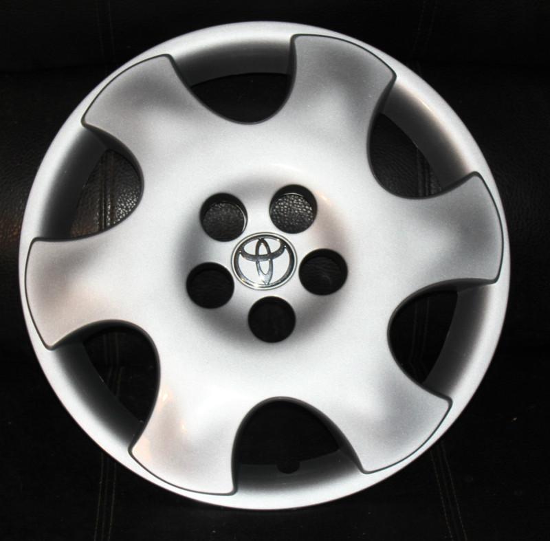 Toyota corolla ce hubcap one  used 15 " hubcaps wheel covers  2003 to 04