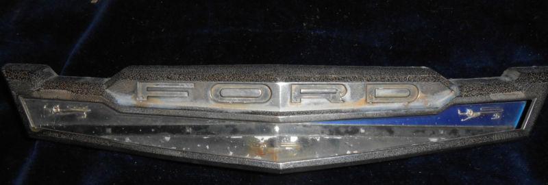 Vintage classic ford automobile chrome and plastic emblem no 020b 16607b nr