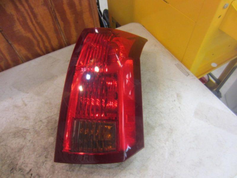 Cadillac cts r taillight r., w/black square in lower lens 03