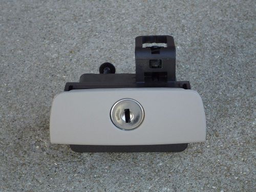 2006 cadillac dts glove box compartment latch handle gray
