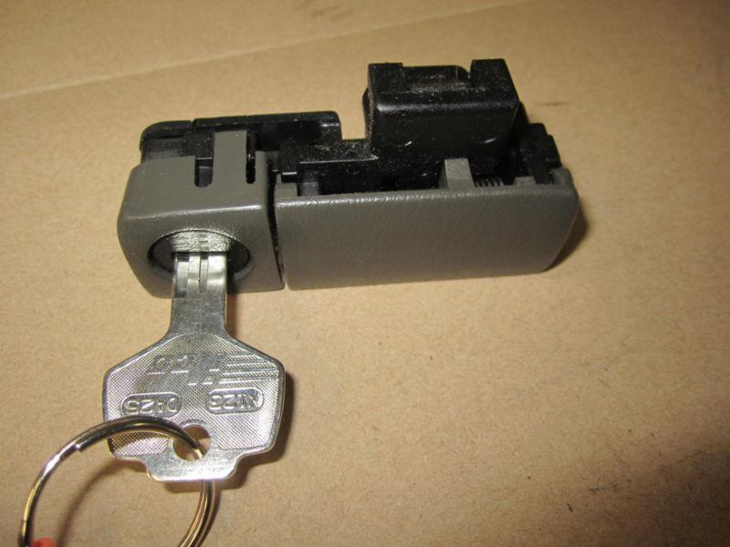 Infiniti i30 i 30 99 1999 glove box glovebox latch & lock w/ key oe