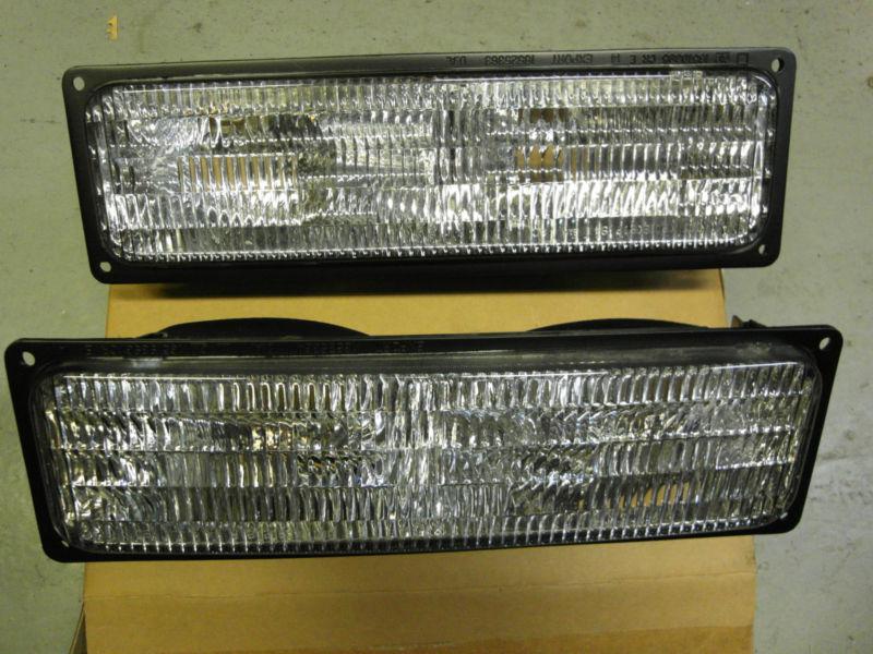 Chevy tahoe suburban silverado front turn signal lamps park lights new gm 88-99