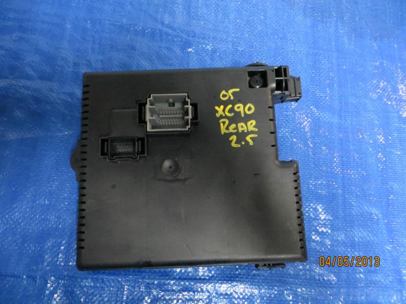 05 xc90 volvo 2.5l 5v rear quarter panel fuse/ relay box  module, oem. 8676391