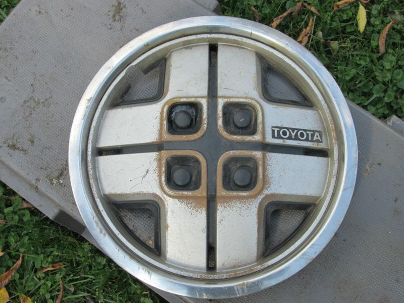 1980 toyota corolla hubcap 13 inch used oem 
