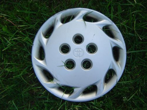 Toyota camry hubcap used oem 97 98 99  14 inch wheel