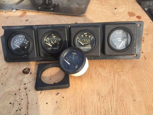 Set of vdo gauges with bezels