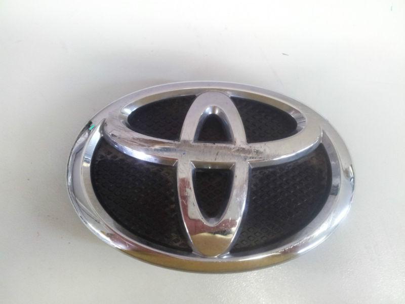 2007-2012 toyota yaris front bumper emblem 75301-52080