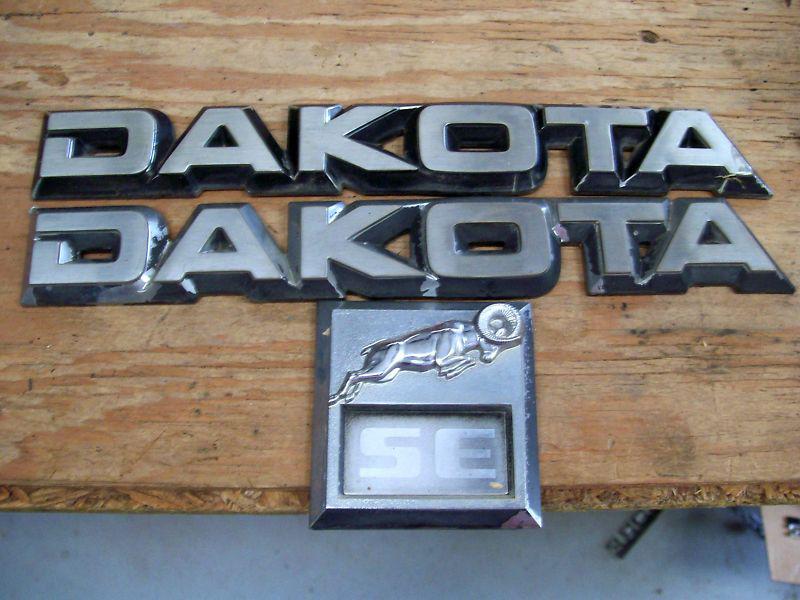 Dodge dakota se fender script lot ornament emblem  g/c g/color
