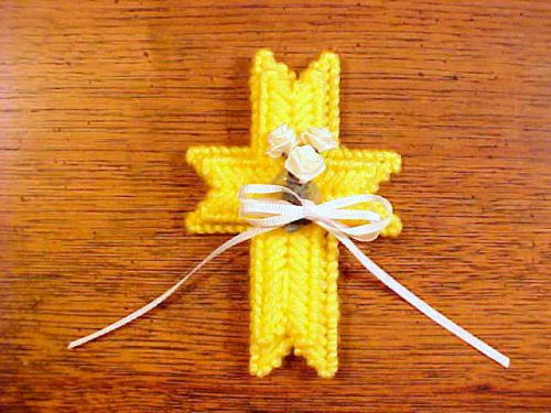 Double yellow crosses with  3 white roses (magnet) cr-38