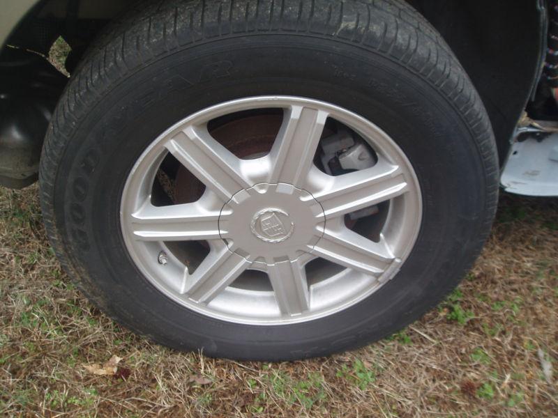 2004 cadillac srx wheel tire & center cap sk# 7704