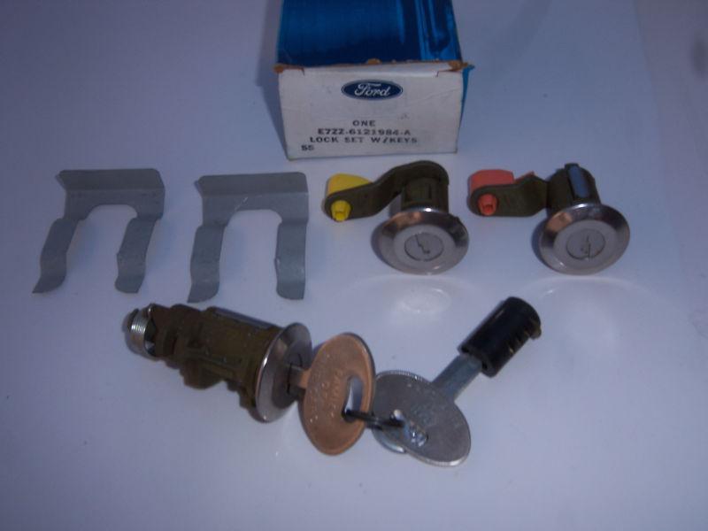 Nos 1987-1993 ford mustang lock set silver bezels # e7zz-6121984-a, 89 88 90 92