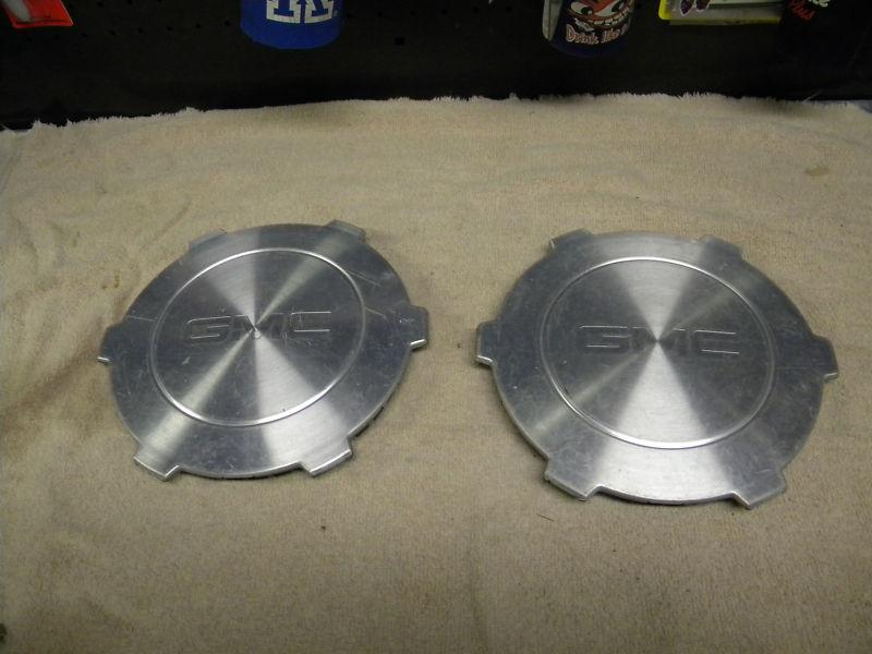 99 - 03 gmc serria   wheel center caps --  1 pair