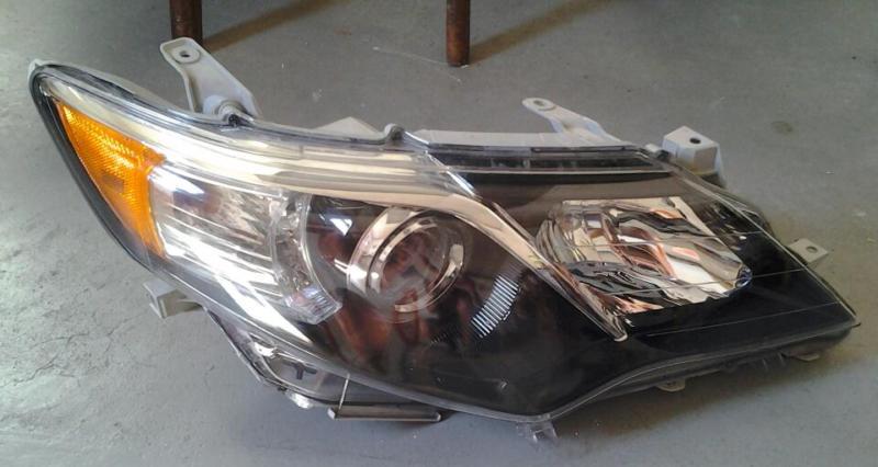 Used 2012 toyota camry se right (passenger) side headlight assembly