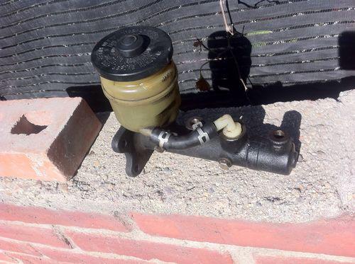 1987 toyota pickup 2wd  22r master cylinder as is for parts