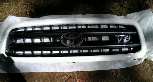 Toyota sequoia sr5 suv 2001-2004 front grille white/grey