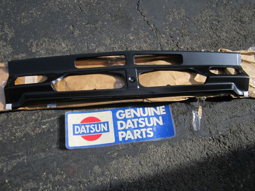 Datsun 720 80-83 nos front apron 62650-06w00