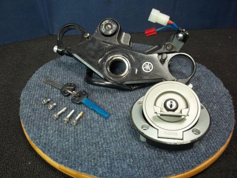 Yamaha r6 2004 ignition & gas tank lock upper tiple 04 r6s yzf r6 yzfr6 - 9181