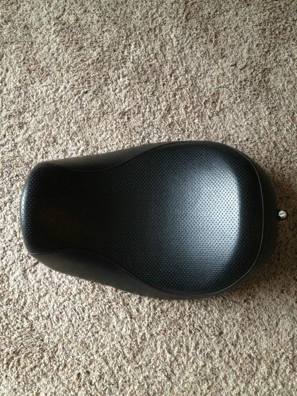 Harley dyna solo seat in excelent condition looks almost new.