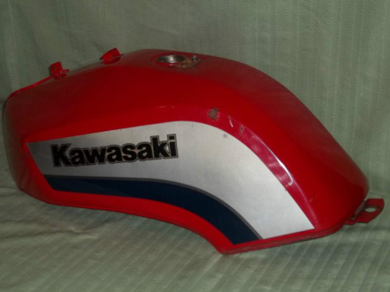 #758)1984 kawasaki gpz 1100 gas tank~red w/silver over black~used~oem