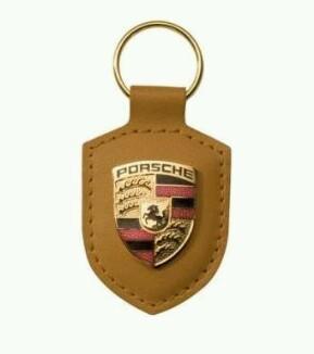 Porsche crest keychain - cognac