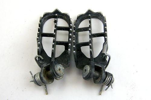 Foot peg set 2000 suzuki rm250 rm 250 rm125 dr-z400 96-06 oem