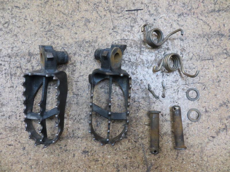2003 03 yamaha yz125 yz 125 footpegs foot pegs right left set pair