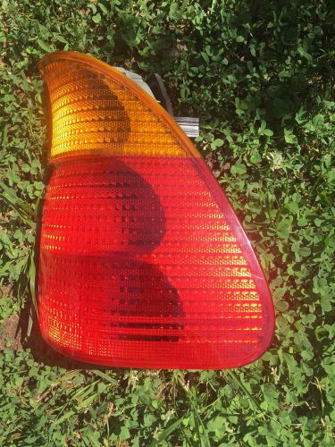 00 01 02 03 bmw x5 r. tail light quarter panel mounted w/o clear lens 110124