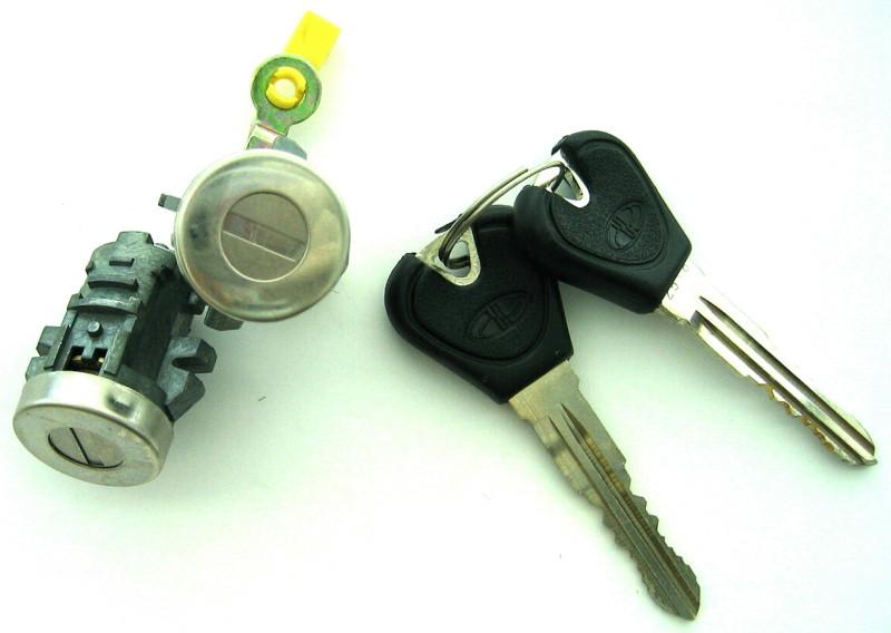 Door lock set w/key(l&r) 93-95 mazda 323 