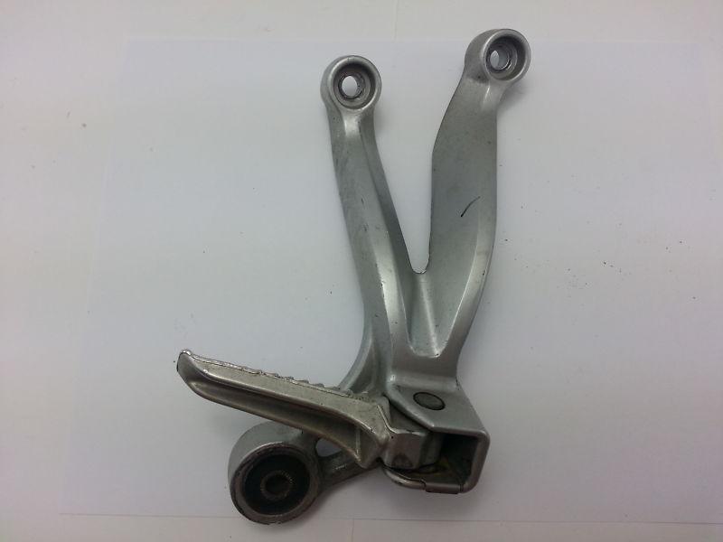 00 01 02 03 gsxr 600 / 750 / 1000 rh right rear peg - passenger bracket footpeg