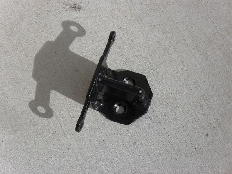 94 95 96 97 98 ford mustang gt l/h driver door striker latch catch plate oem 