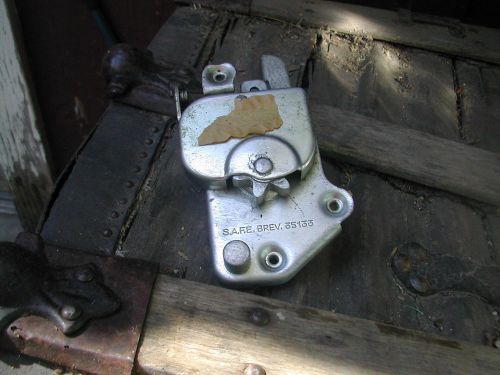 Alfa romeo 2600 e&#039; 2000 left door latch mechanism nos oe