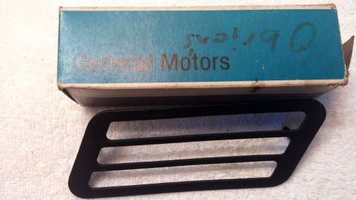 Nos 1973 oldsmobile cutlass marker lamp bezel lh. gm # 5964633